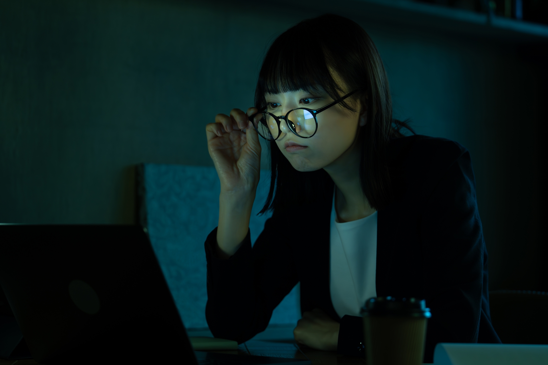 隠れ残業のリスクとは？ステルス残業が起こる原因と必要な対策について解説