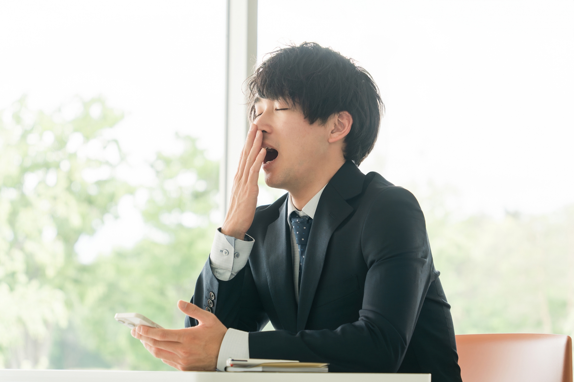サボり社員とは？社員が仕事をサボる原因や、企業としてすべき対策を解説