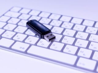 USBメモリはやめるべき？使用禁止の企業が多い理由や注意点などを解説