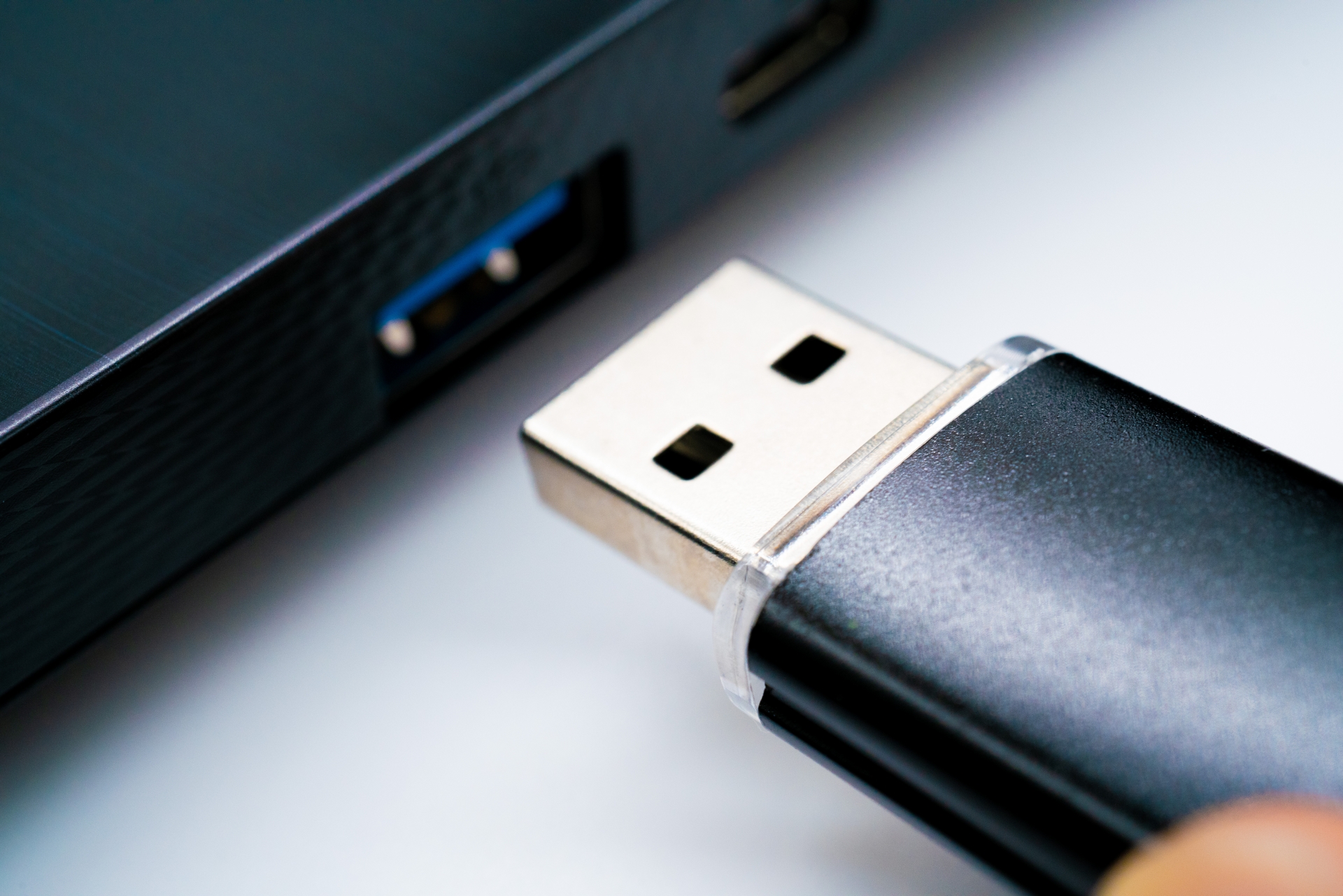 USBメモリの紛失による情報漏洩対策｜最新の事例と必要な対策について解説