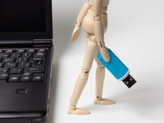 手土産転職の実態と対策｜退職時の情報持ち出しを防ぐポイントは？