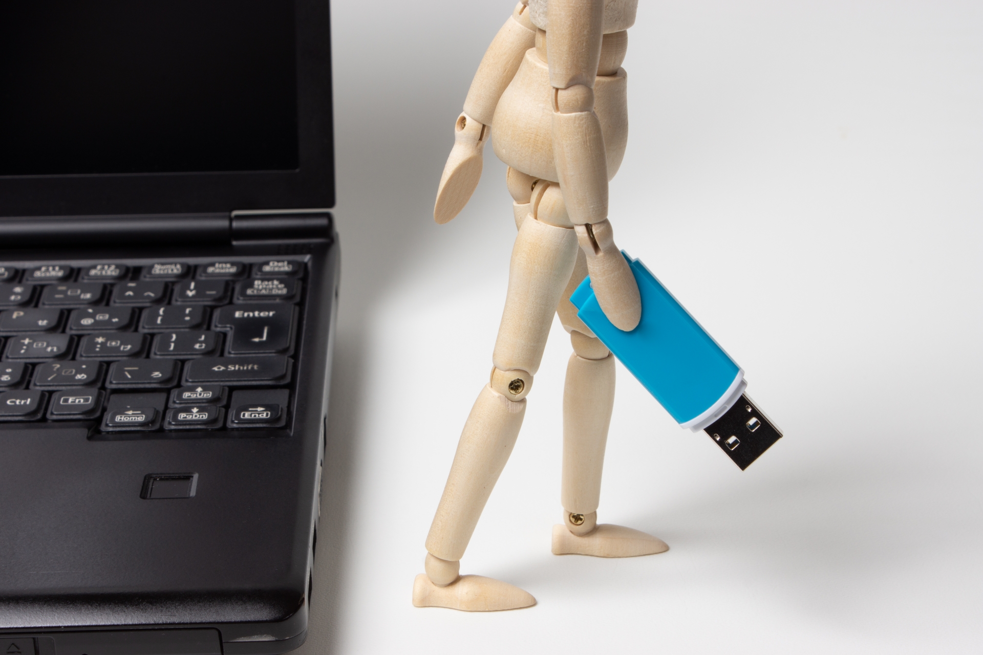 手土産転職の実態と対策｜退職時の情報持ち出しを防ぐポイントは？