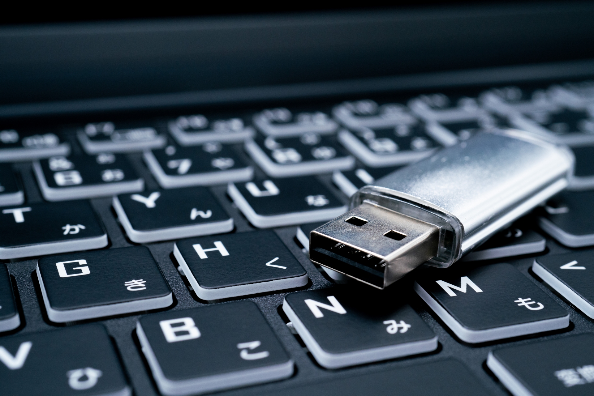 手土産転職の実態と代表的な事例｜企業が取るべき防止策も詳しく解説