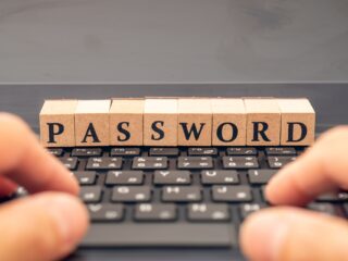 パスワードの定期変更は非推奨？デメリットと安全に管理するためのポイントを解説