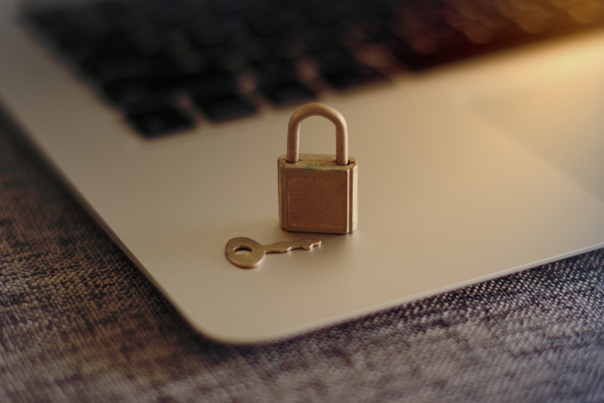 企業がすべきパスワード管理のポイント｜必要性やおすすめの手法・管理ツールの選び方なども解説