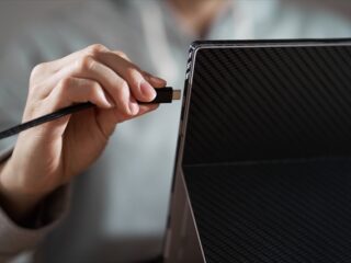 顧客情報持ち出しの実態とは？従業員による内部リスクと企業が取るべき対策を解説