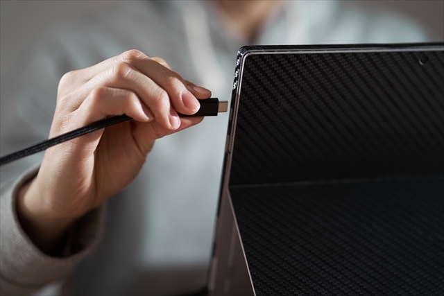 顧客情報持ち出しの実態とは？従業員による内部リスクと企業が取るべき対策を解説