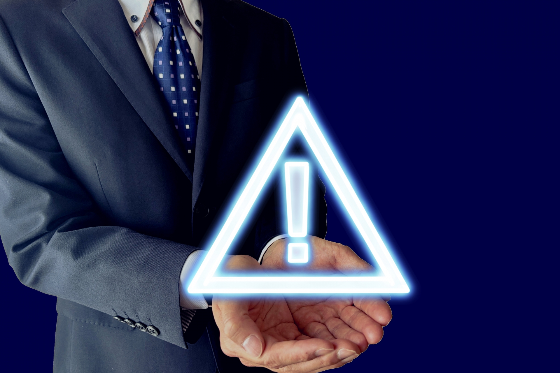 不正のトライアングルとは？不正が起きる構造と再発防止のポイントを解説