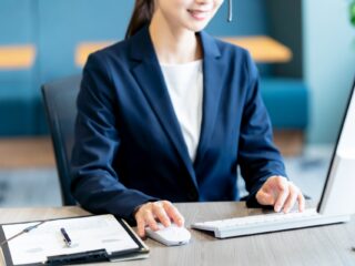 ヘルプデスクとは？役割や導入のメリット、運用で押さえるべきポイントを解説