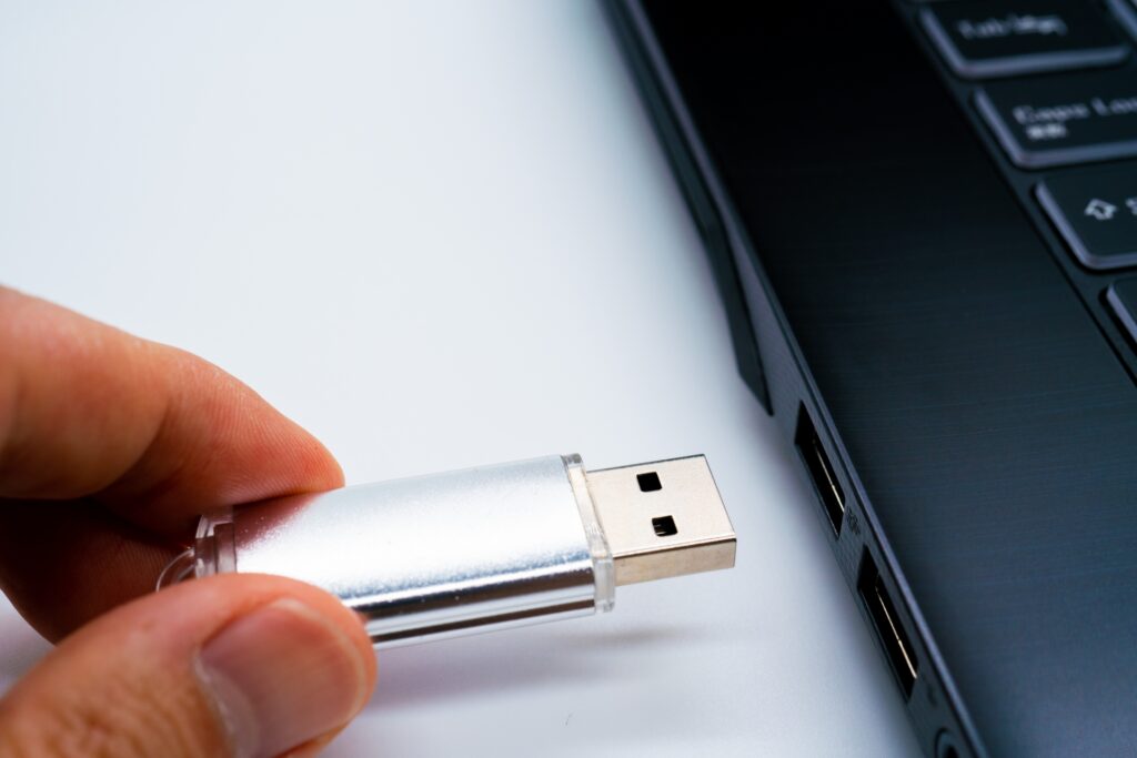 USBメモリの持ち出し制御ができるツールを紹介。情報漏洩リスクと具体的な対策方法を解説