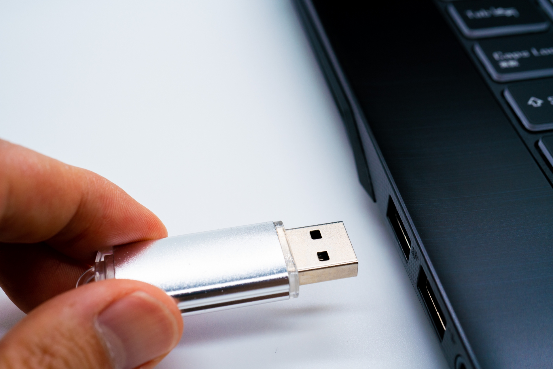 USBメモリの持ち出し制御ができるツールを紹介。情報漏洩リスクと具体的な対策方法を解説