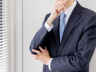 ひとり情シスが退職したらどうする？企業が直面するリスクと引き継ぎ・属人化対策